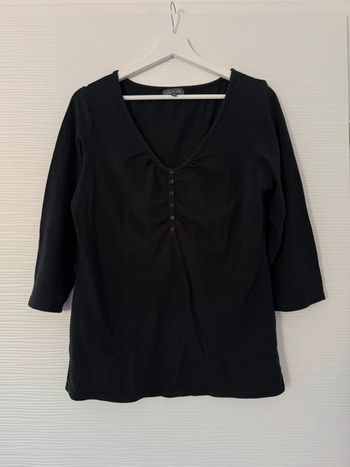 Haut t-shirt à manches longues 3/4 fluide noir uni simple basique col V décolleté avec boutons