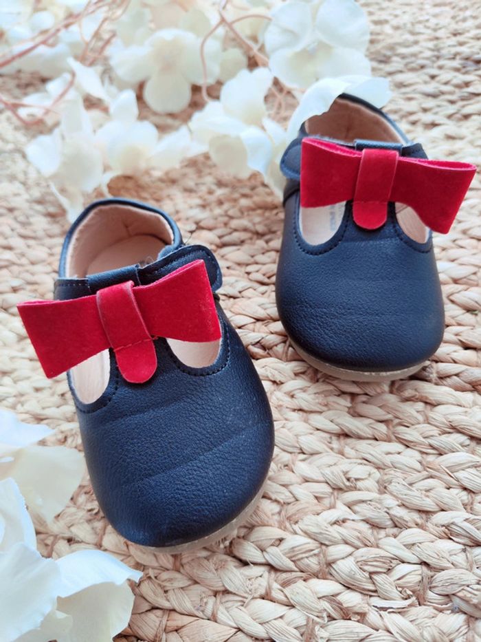 Sandales avec noeud rouge filles taille 22 comme neuves