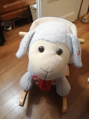 Mouton à bascule à adopter