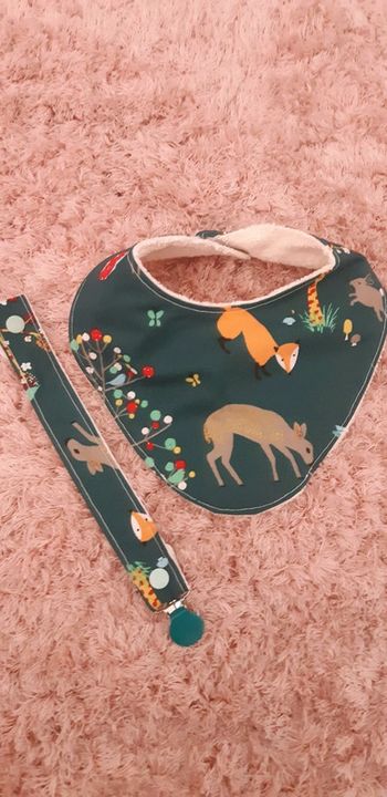 Bavoir et attache tétine neuf