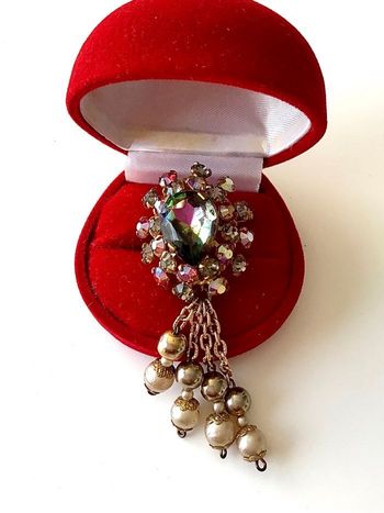 Broche vintage avec breloques
