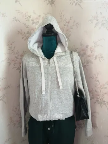 Veste à capuche grise fourrée avec poches et motifs blancs / crivit / (M)