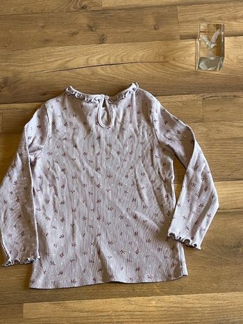 Je vend un pull fin fille 3 ans 94 cm très bon etat