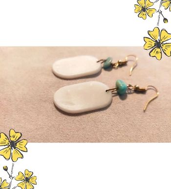 Boucles d’oreilles – Pastille blanche et perle turquoise – Collection Terres d’Ailleurs