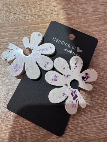 Bijoux ´fleur de lait’ en résine 