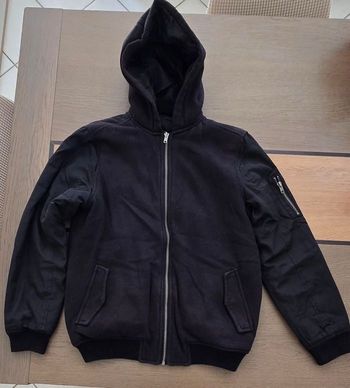 Blouson noir avec capuche 14 ans taille xs en bon etat