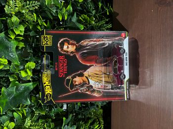 🌟 hot wheels premium - stranger things : 1983 bmw 733i 