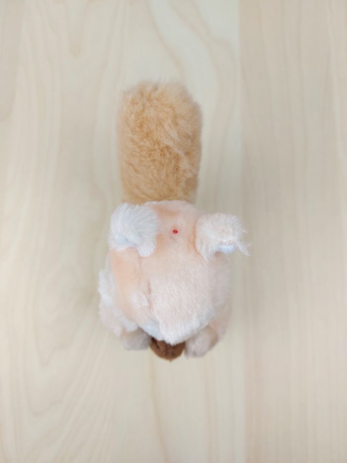 Peluche doudou écureuil et sa noisette beige blanc noir 17 cm TBE - photo numéro 4