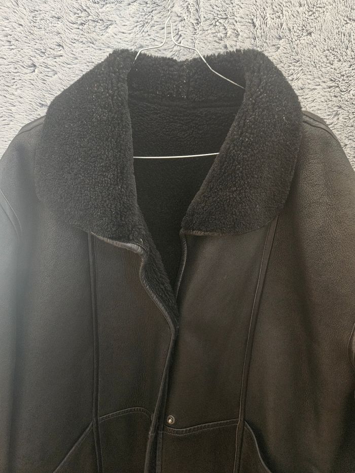 Manteau noir en cuir avec fausse fourrure de chez Aron's Cuir - photo numéro 2