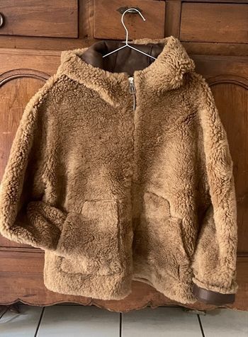 Manteau fausse fourrure , marron , avec capuche