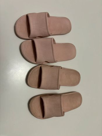 Paires de claquettes plastique