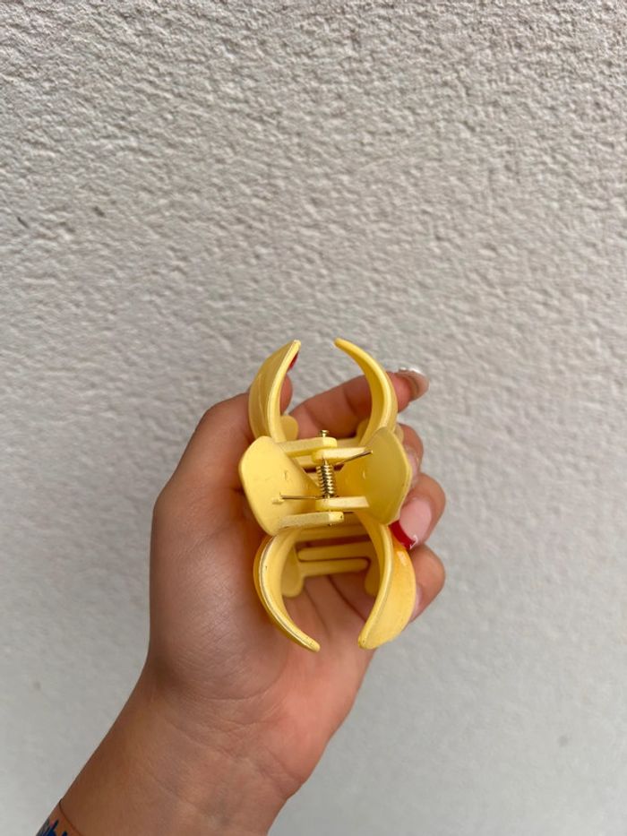 Pince à cheveux jaune pour l’été - photo numéro 4