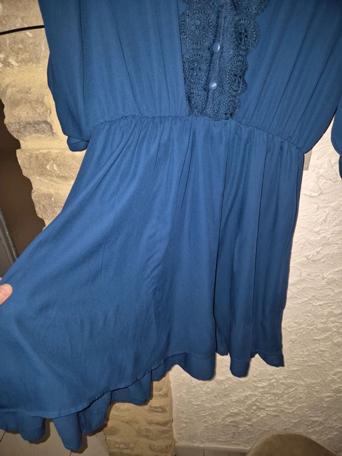 Magnifique robe bleue broderie et boutons col V Christy taille 2 44/46 - photo numéro 6