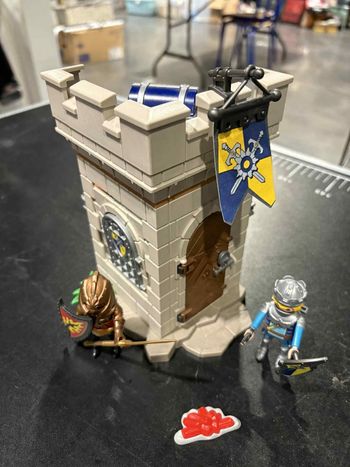 Château playmobil avec chevalier et accessoires
