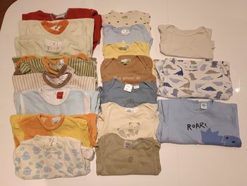 Lot pyjamas et bodys 12 mois
