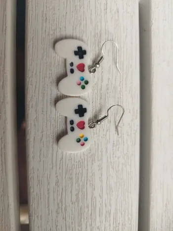 Boucle d'oreille manette de jeux blanches