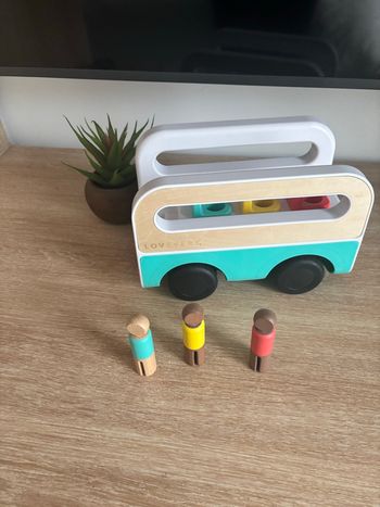 Bus avec trois personnage en bois Lovevery éveil bébé
