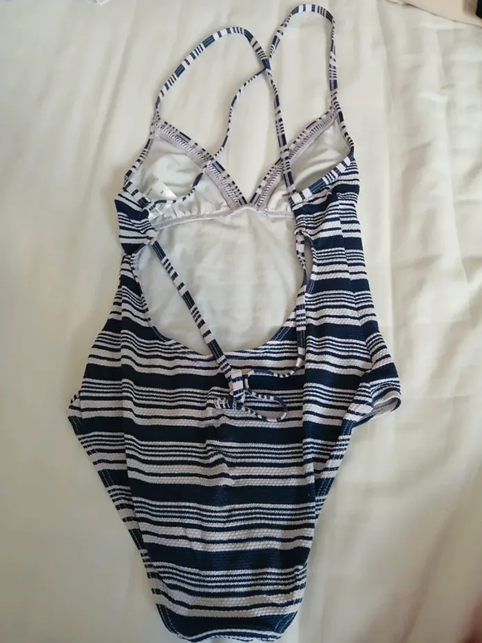 Maillot de bain à rayure bleu et blanc - photo numéro 2