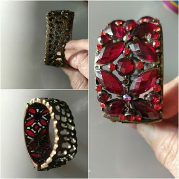 Très jolie bague à strass rouge