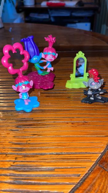 Kinder Les trolls poppy avec ses amies et ses coiffures