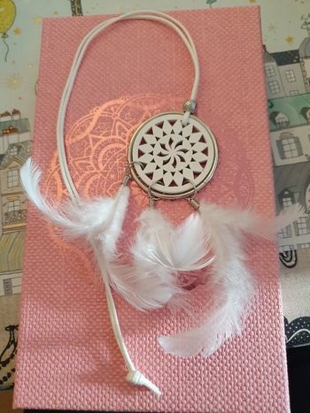 Sautoir blanc avec rosace en bois et plumes