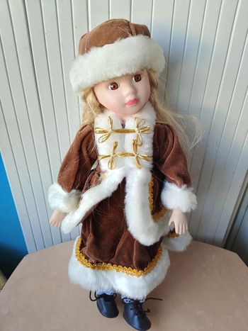 Ancienne poupée en porcelaine ANASTASIA