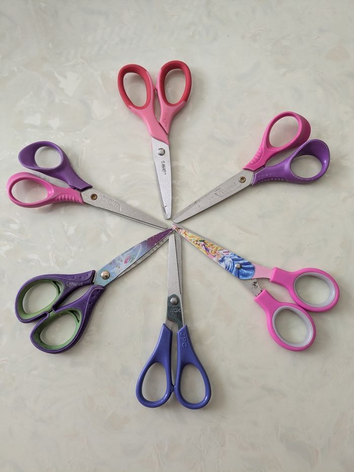 Lot de 6 paires de ciseaux roses et violettes.