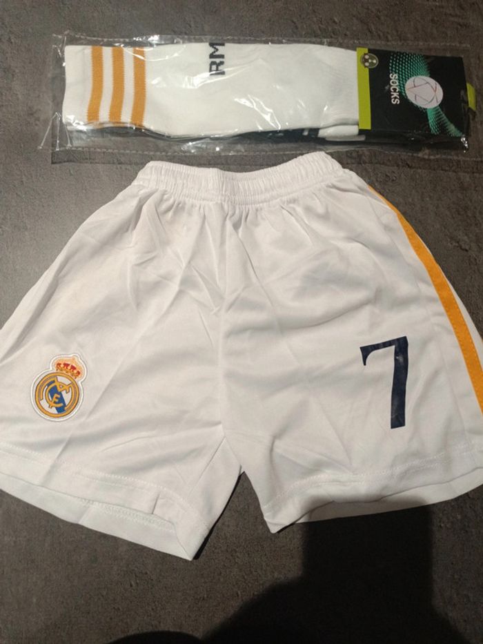 Tenue foot Real Madrid Vini Jr blanc. T.18 - photo numéro 3