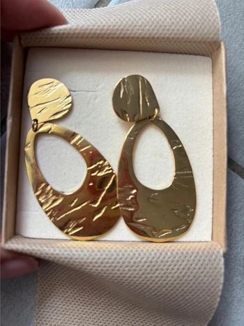 Boucles d’oreilles pendantes acier doré martelé – style chic