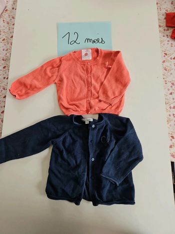 lot 2 gilets bleu marine et orange / corail taille 12 Mois