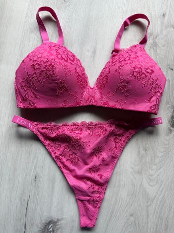 Ensemble lingerie Lounge.