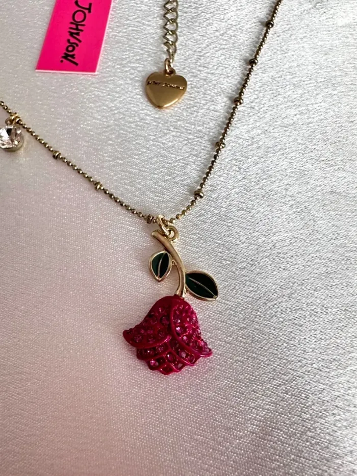 Collier Betsey Johnson – Rose pendante strassée et feuilles émaillées - photo numéro 4