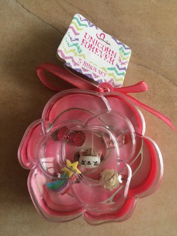 Boîte, cinq bagues, neuf