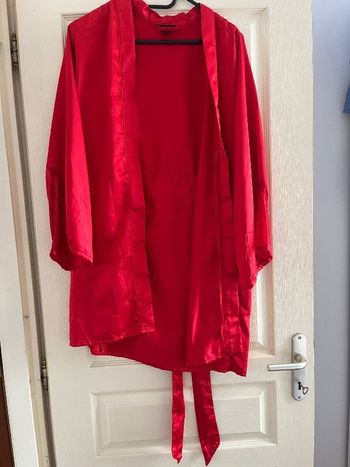 Kimono en satin rouge avec dentelle