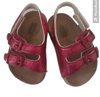 Des sandales pour bébé fille taille 21cm