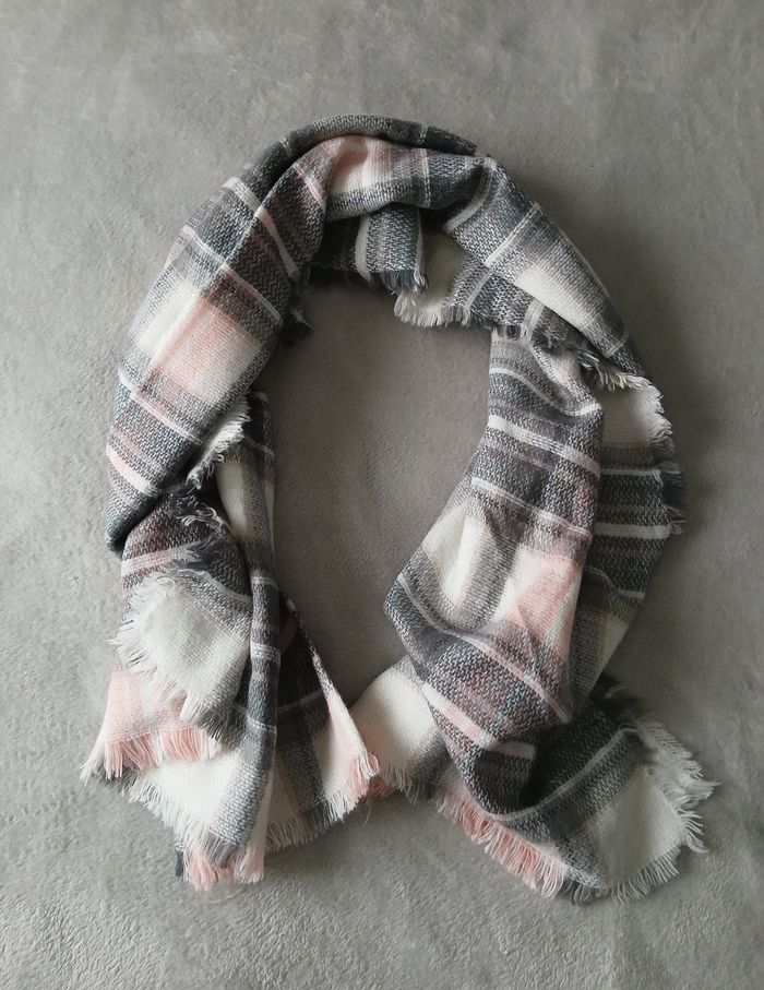 Écharpe carrée 
Dimensions : 120 x 120 cm - photo numéro 2