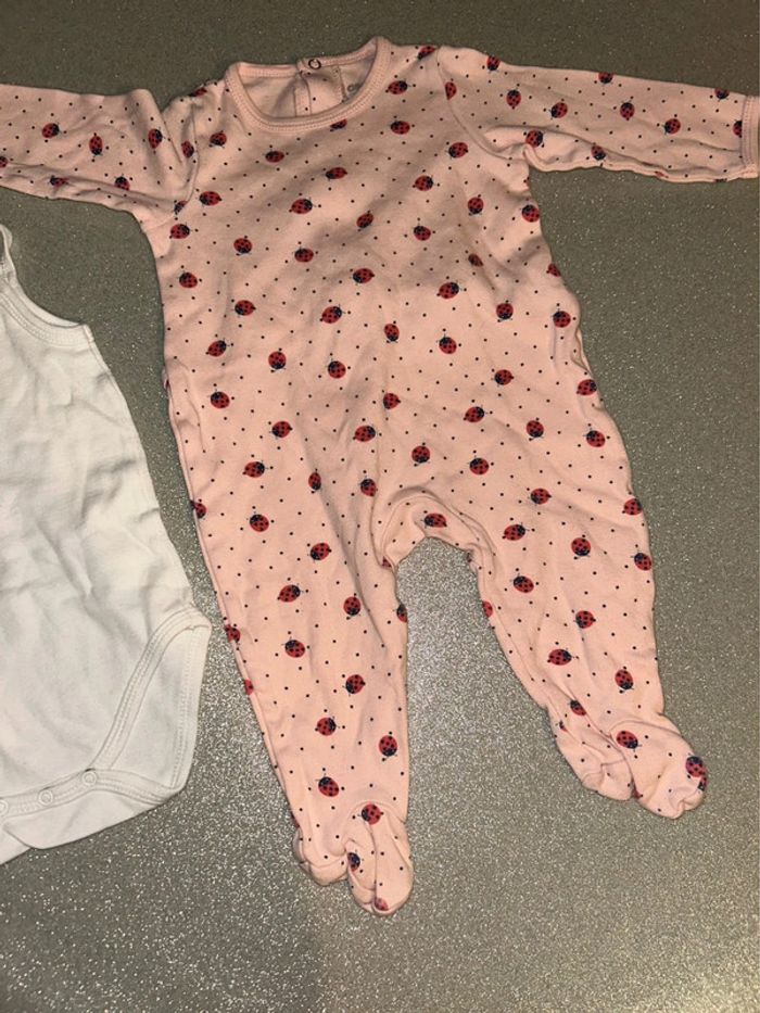 Grenouillère et body fille 6 mois - photo numéro 2