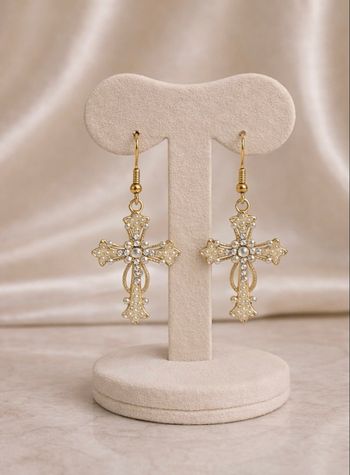 ✨ Boucles d’oreilles croix dorées ornées ✨