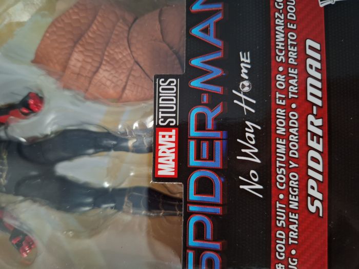 Marvel Legends Séries Spiderman costume noir et or - Spiderman no way home - photo numéro 5