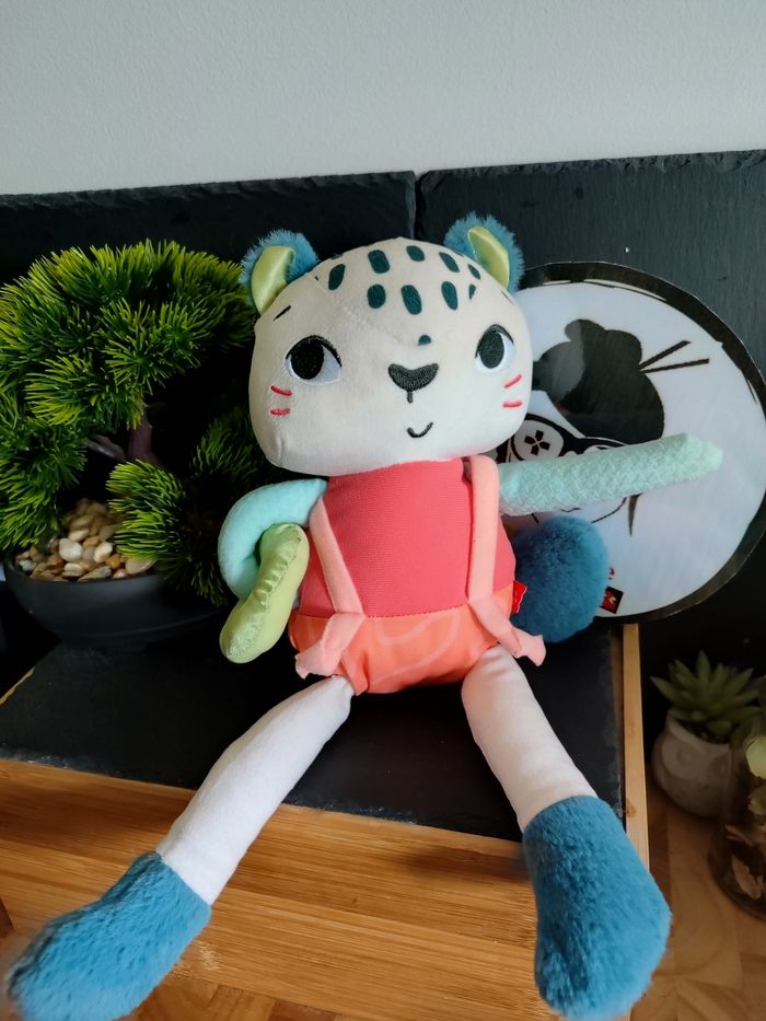 Doudou chat léopard blanc bleu rouge orange Fisher Price peluche Bretelle PE0248