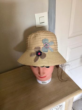 Très beau chapeau couleur beige avec fleurs bleues ciel est gris en taille 51