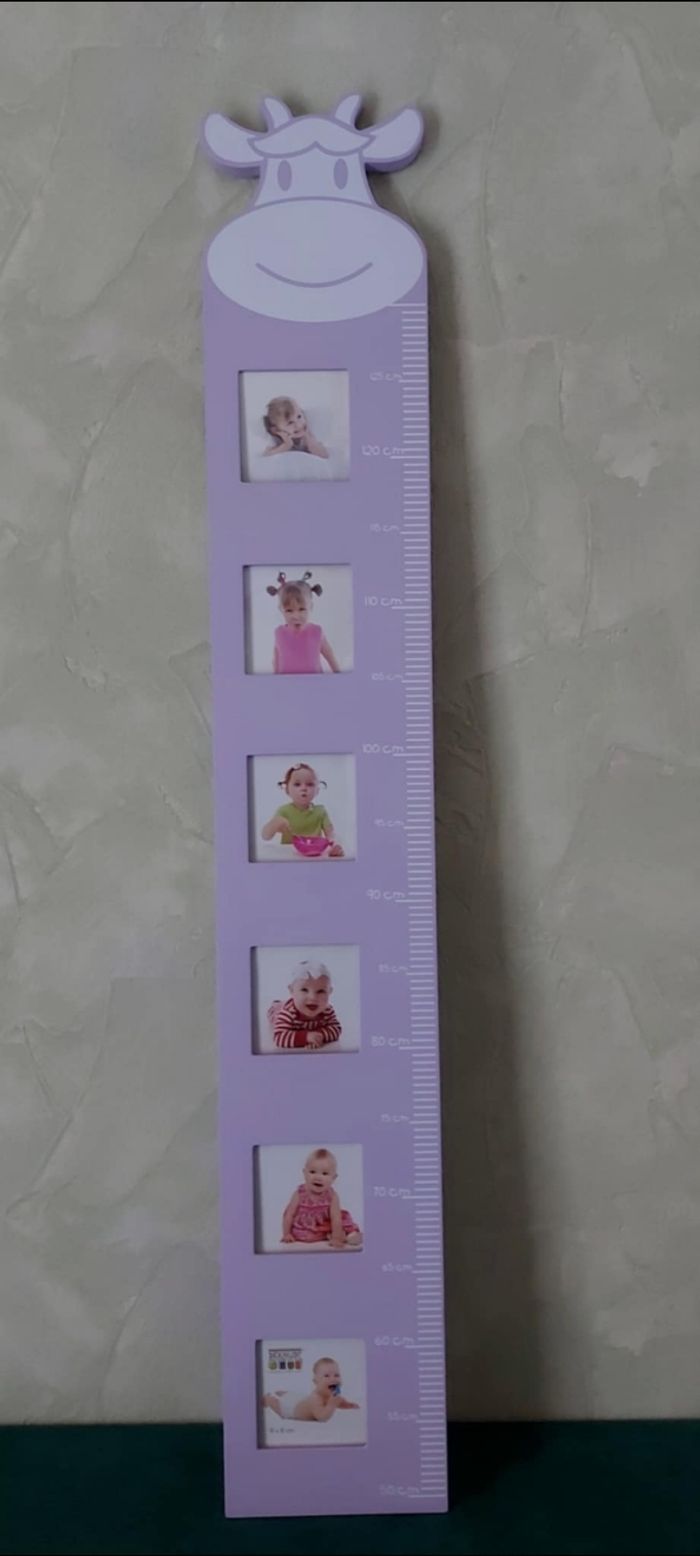 Toise mauve en forme de vache avec cadres photos