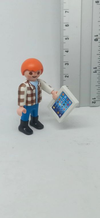 Enfant garçon avec tablette playmobil