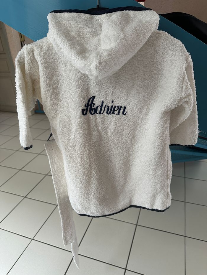 Peignoir blanc avec prénom ''ADRIEN'' taille 2 ans en très bon état