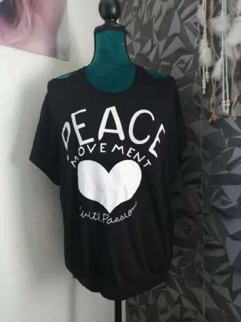 Tee-shirt noir à épaules dénudées à message / j. Stars / (TU)