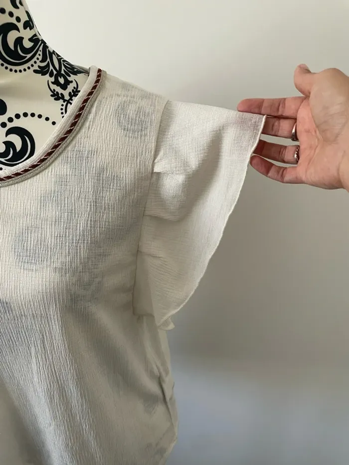 T-shirt blouse à manches courtes volant blanc crème col chaîne doré bordeaux pimkie taille S - photo numéro 2