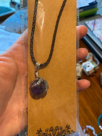 Collier avec pendentif griffe dragon et sphere en améthyste