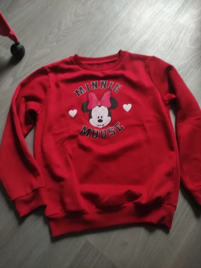 Très beau pull Disney Minnie rouge taille 8 ans très bon état très peu porté