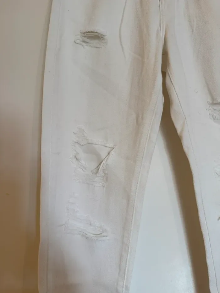 Jean mom troué blanc en très bon état taille 34 Shein - photo numéro 3