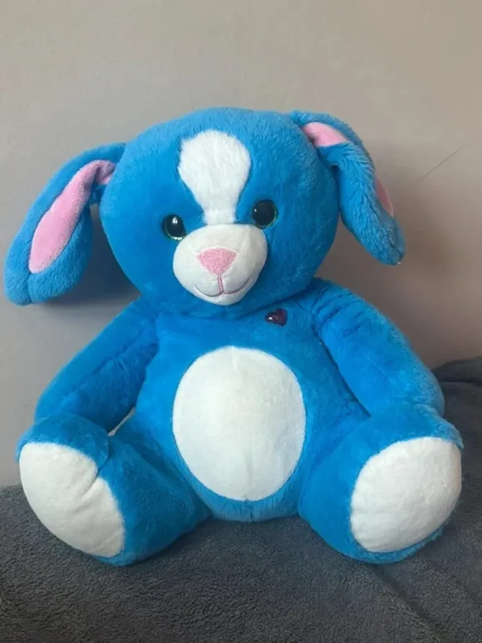 Doudou lapin bleu avec petit cœur rouge